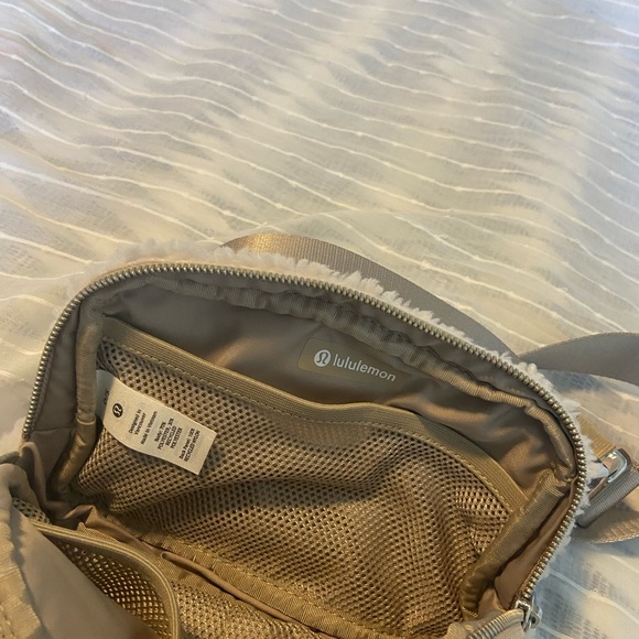 Lululemon Everywhere belt bag - Picture 3 of 4